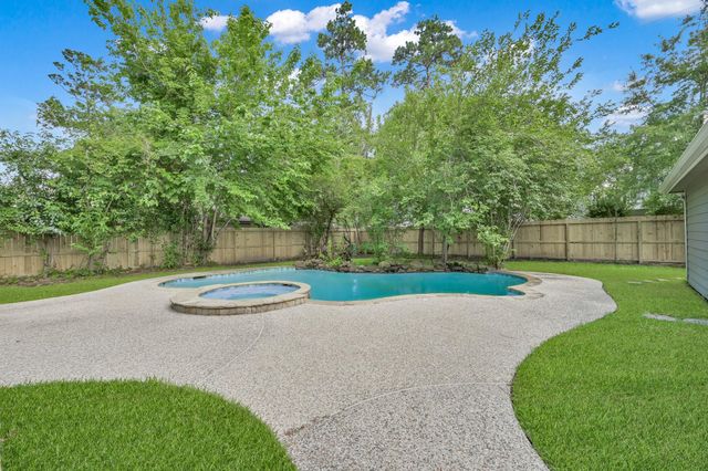 402 Pine Manor Dr, Conroe, TX 77385