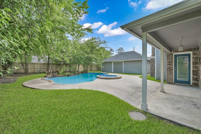 402 Pine Manor Dr, Conroe, TX 77385