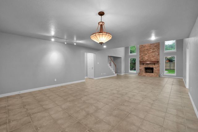 402 Pine Manor Dr, Conroe, TX 77385