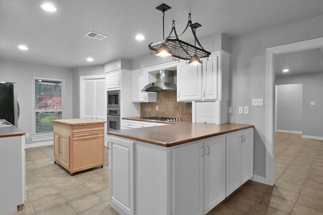 402 Pine Manor Dr, Conroe, TX 77385