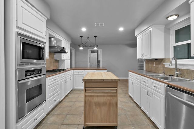 402 Pine Manor Dr, Conroe, TX 77385