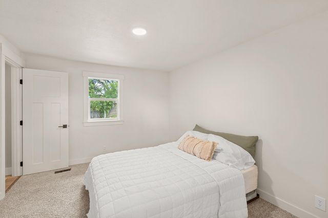 524 N Berkeley Way, Medford, OR 97504