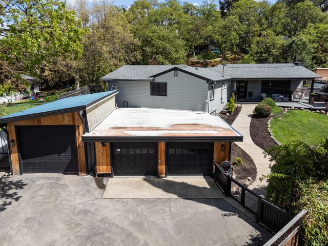 524 N Berkeley Way, Medford, OR 97504