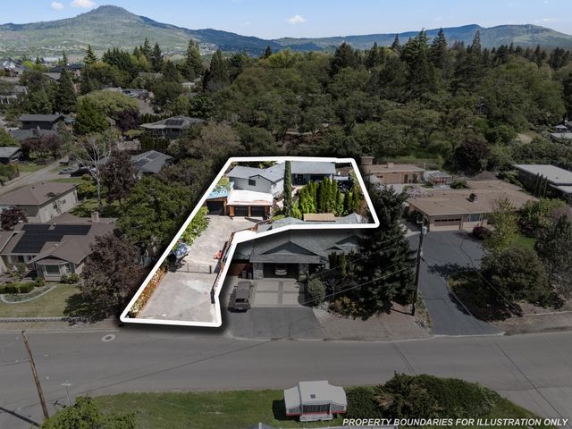 524 N Berkeley Way, Medford, OR 97504