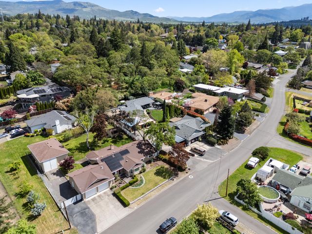 524 N Berkeley Way, Medford, OR 97504