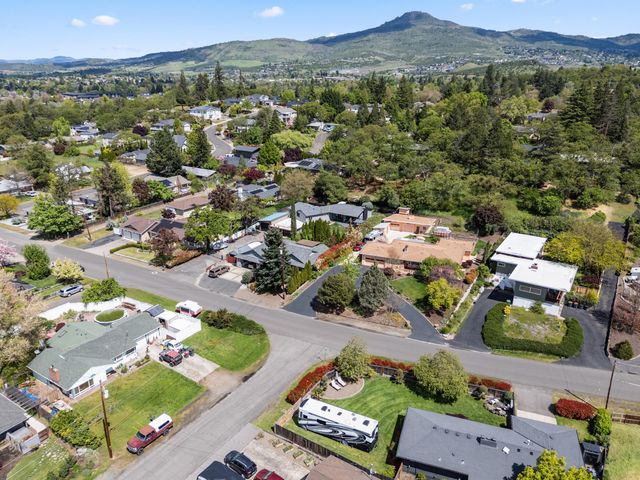 524 N Berkeley Way, Medford, OR 97504