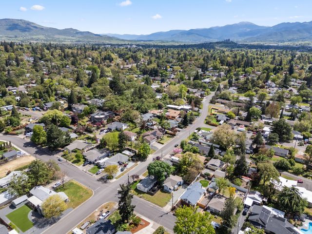 524 N Berkeley Way, Medford, OR 97504