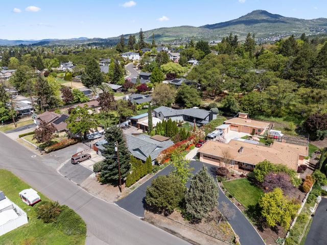 524 N Berkeley Way, Medford, OR 97504