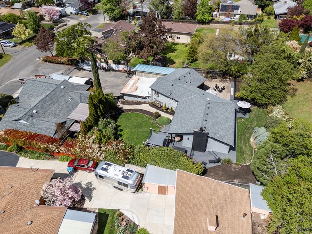 524 N Berkeley Way, Medford, OR 97504