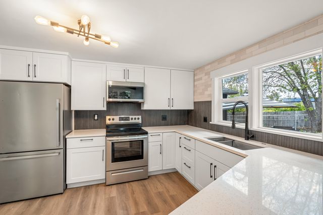 524 N Berkeley Way, Medford, OR 97504