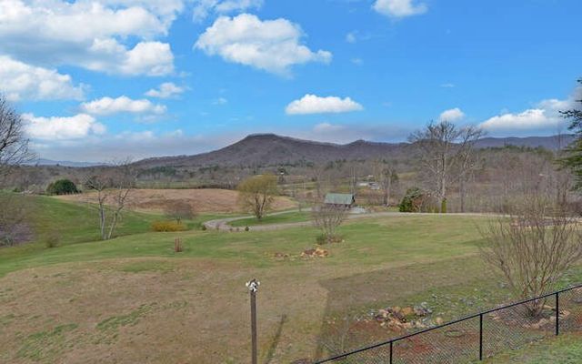 685 Barefoot Road, Hiawassee, GA 30546