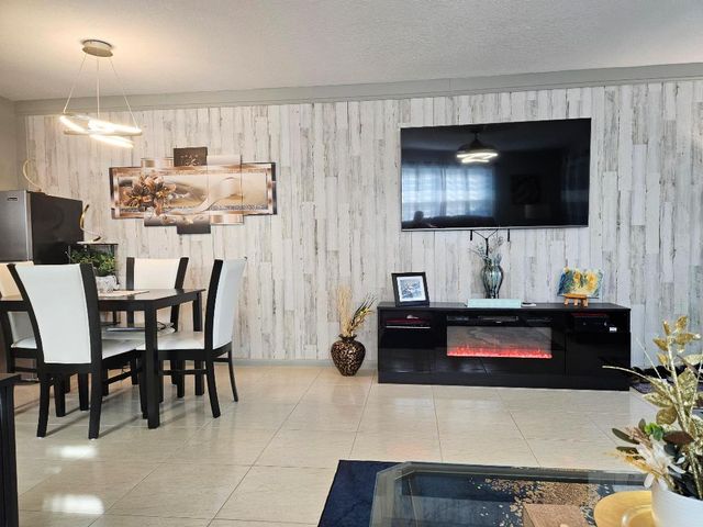 417 Windsor R, West Palm Beach, FL 33417