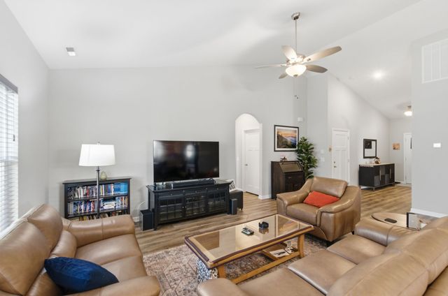 127 Bell Cir, White Bluff, TN 37187