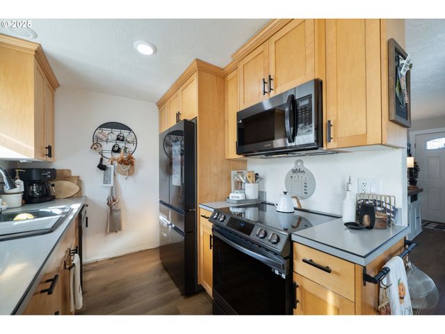 4009 FILBERT St, Tillamook, OR 97141