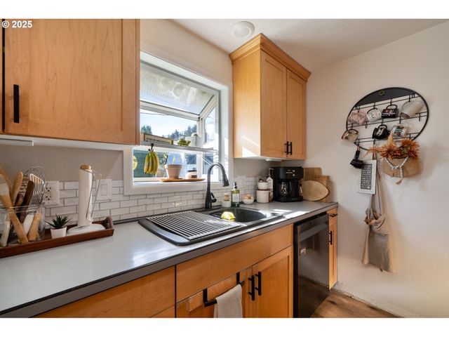 4009 FILBERT St, Tillamook, OR 97141