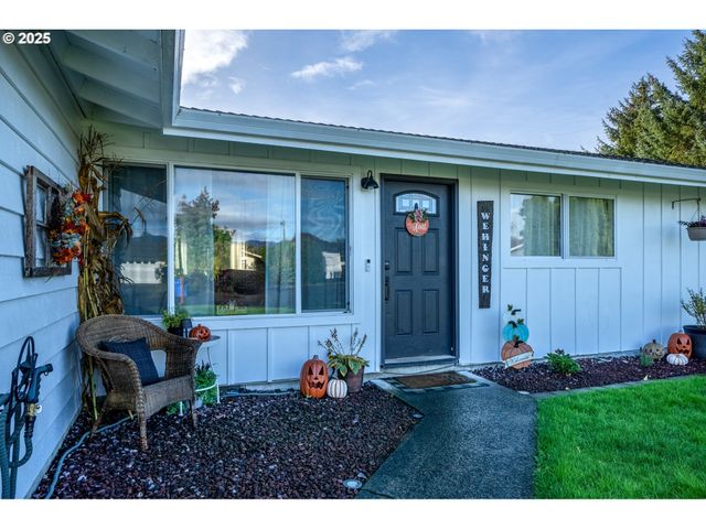4009 FILBERT St, Tillamook, OR 97141