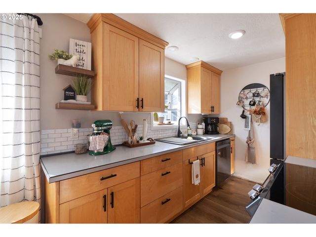 4009 FILBERT St, Tillamook, OR 97141