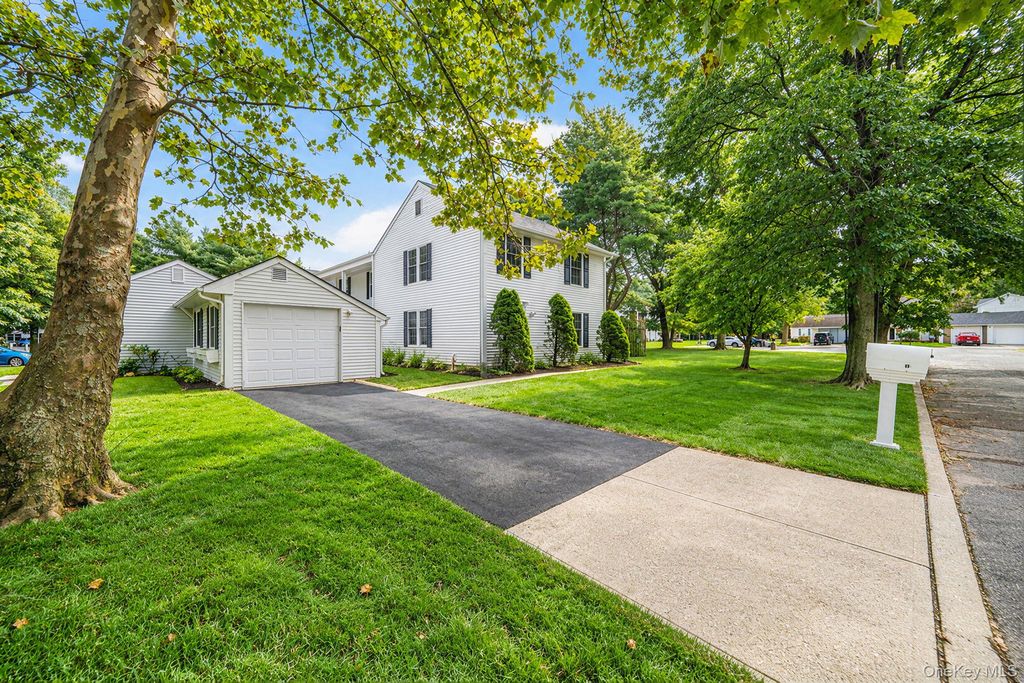 14 Petersburg Court, Coram, NY 11727 — photo 2