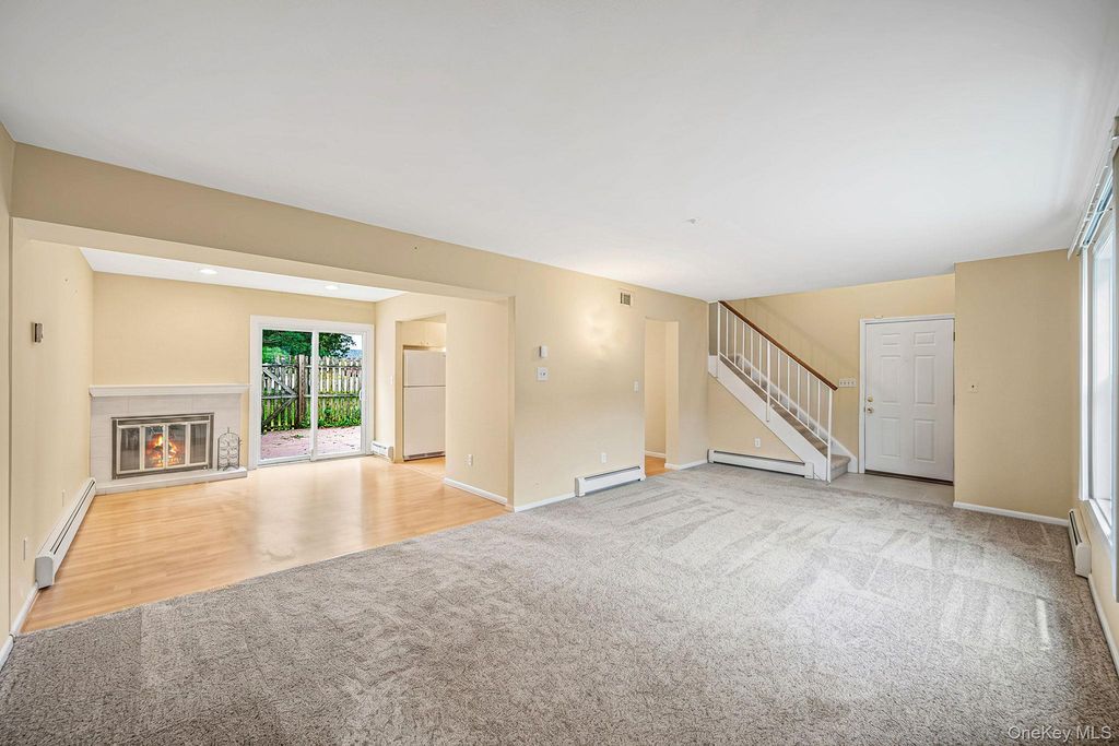 14 Petersburg Court, Coram, NY 11727 — photo 4