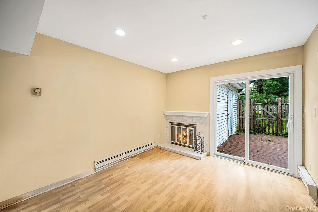 14 Petersburg Court, Coram, NY 11727 — photo 5