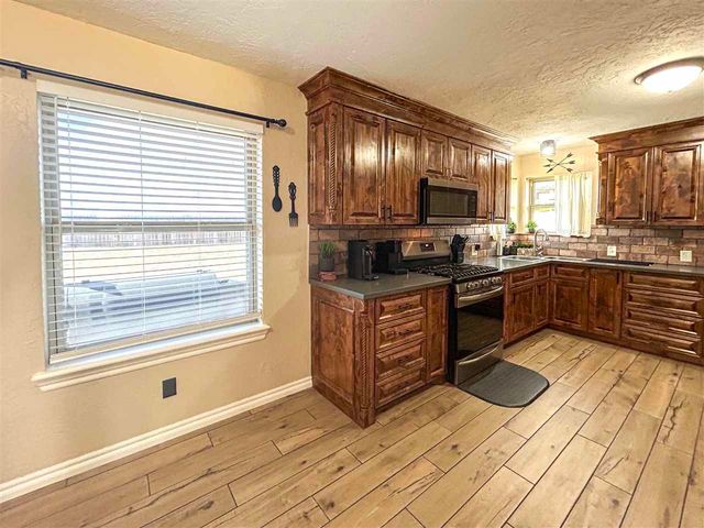 815 W D Ave, Cache, OK 73527