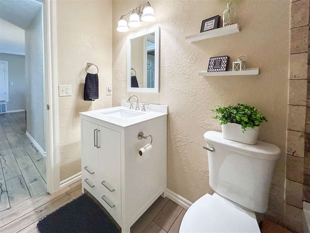 815 W D Ave, Cache, OK 73527