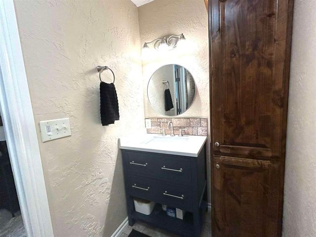 815 W D Ave, Cache, OK 73527