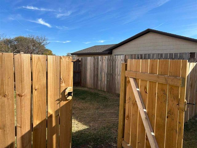 815 W D Ave, Cache, OK 73527