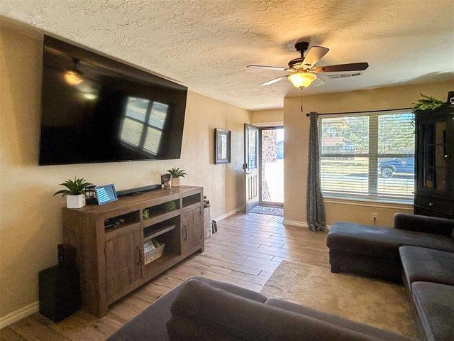 815 W D Ave, Cache, OK 73527