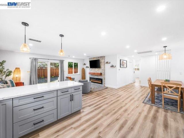 1556 Wagoner Dr, Livermore, CA 94550