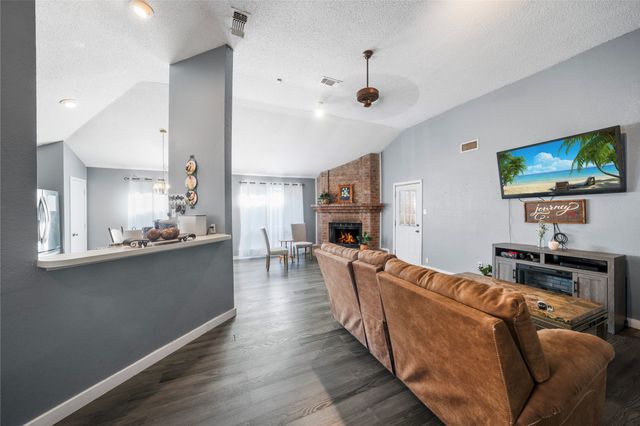 6404 Peggy Drive, Fort Worth, TX 76133