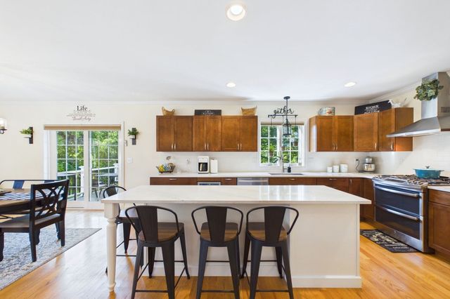 32 Welcome St, Fairhaven, MA 02719