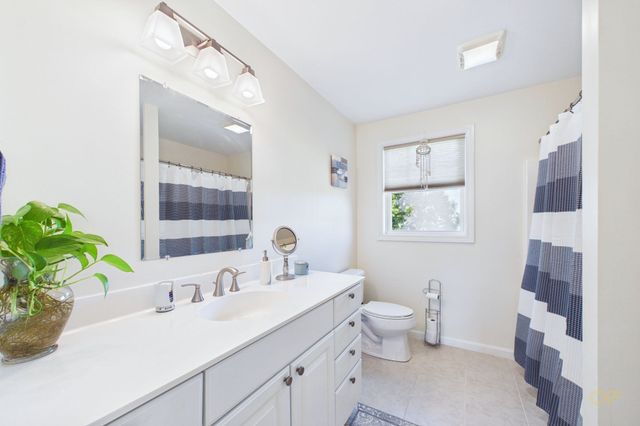32 Welcome St, Fairhaven, MA 02719