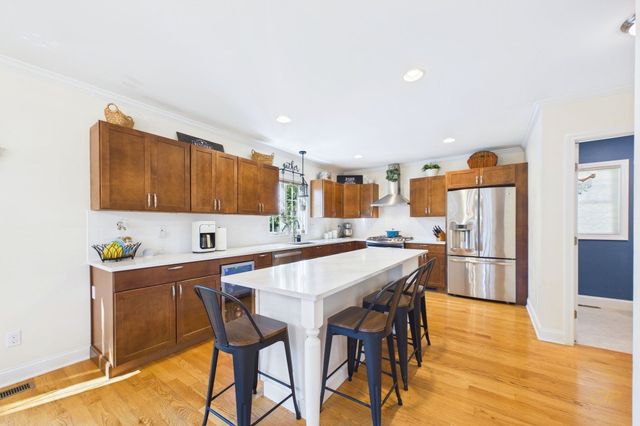 32 Welcome St, Fairhaven, MA 02719