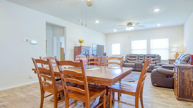 141 Bunkers Hill Rd, Floresville, TX 78114