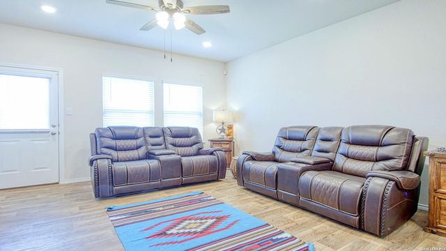 141 Bunkers Hill Rd, Floresville, TX 78114