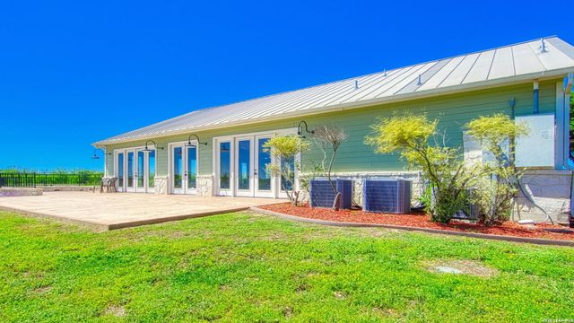141 Bunkers Hill Rd, Floresville, TX 78114