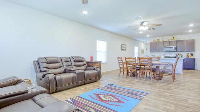 141 Bunkers Hill Rd, Floresville, TX 78114
