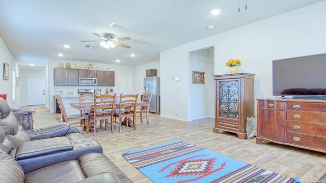 141 Bunkers Hill Rd, Floresville, TX 78114
