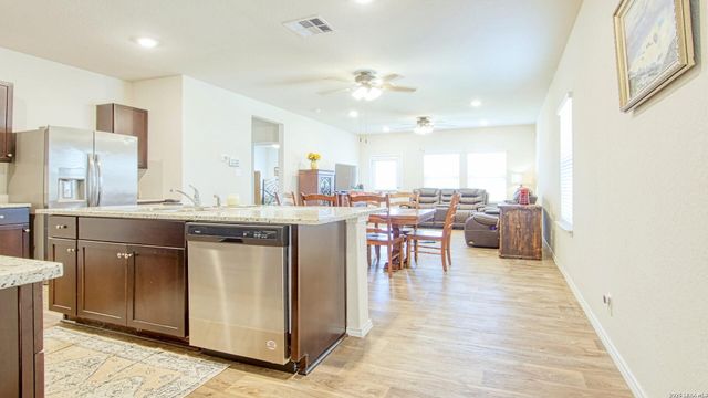 141 Bunkers Hill Rd, Floresville, TX 78114
