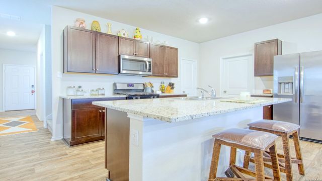 141 Bunkers Hill Rd, Floresville, TX 78114