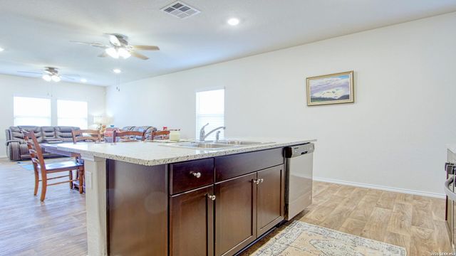 141 Bunkers Hill Rd, Floresville, TX 78114