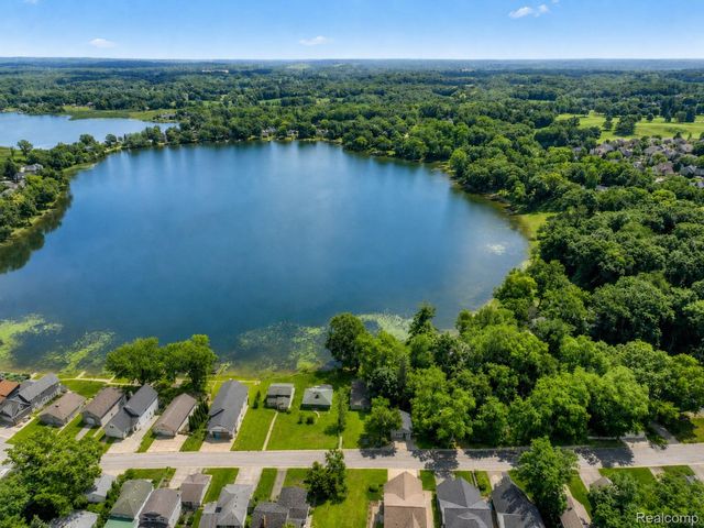 4165 Highcrest Drive, Genoa Township, MI 48116