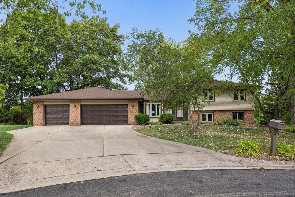 15001 Park Avenue, Burnsville, MN 55306 — exterior