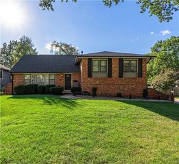 8252 Outlook Lane, Prairie Village, KS 66208