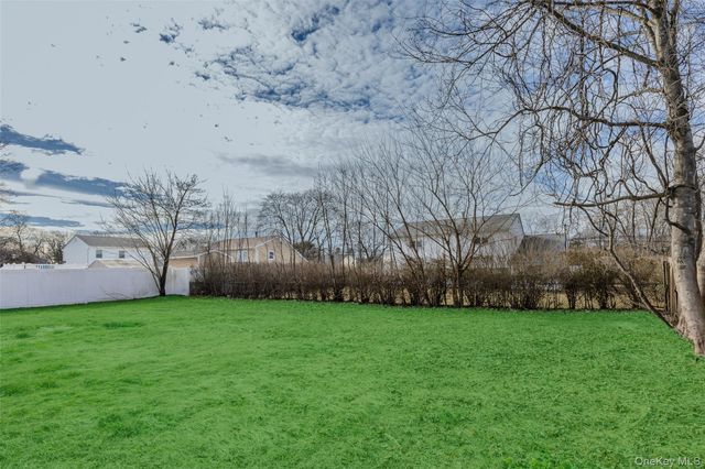 818 Meade Avenue, Bellport, NY 11713