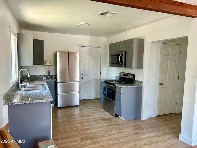 1210 E Highland Avenue, Phoenix, AZ 85014