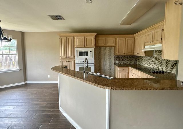 1213 PARLIAMENT STREET, Burkburnett, TX 76354