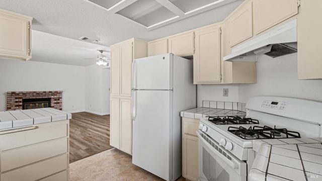 231 Park Ln, Vacaville, CA 95687