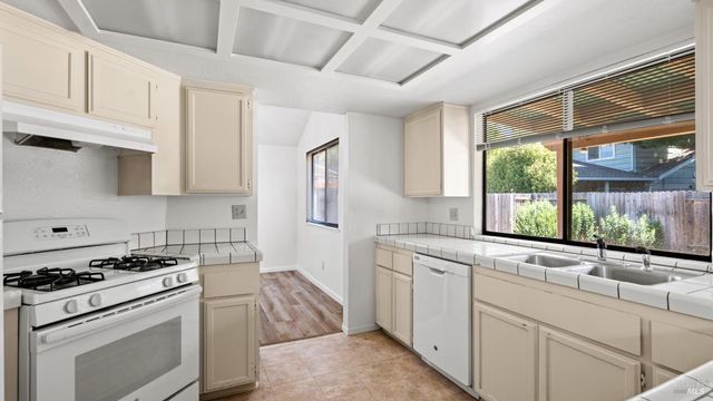 231 Park Ln, Vacaville, CA 95687
